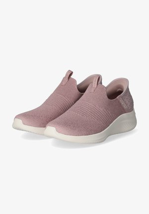 Sneakers wsuwane w jasnoróżowym dzianinowym materiale z teksturowanym wierzchem, elastycznymi otworami i wyściełanymi białymi gumowymi podeszwami.
