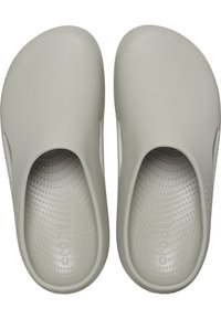 Ciabatte Crocs grigie con una finitura opaca liscia, design aperto, suola interna testurizzata e piccole aperture di drenaggio per la ventilazione.