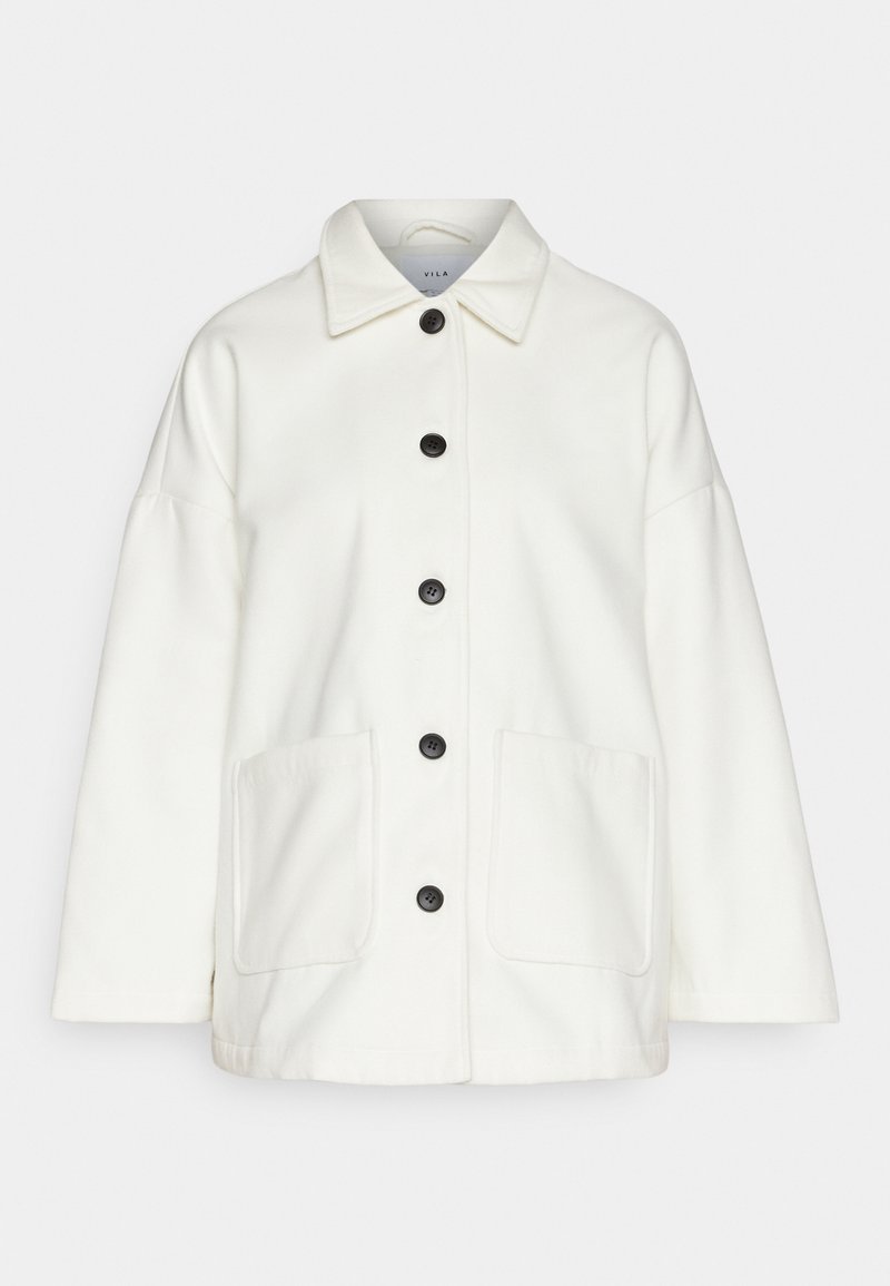 Chaqueta de mezcla de lana blanca con cuello tipo solapa, siete botones negros y dos bolsillos frontales. Tiene un corte holgado y mangas largas.