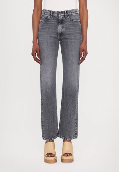 Grijze hooggeplooide wijde jeans met een klassiek vijf-pocketdesign. Draag met beige platform sandalen, met een ronde neus en houten zolen.