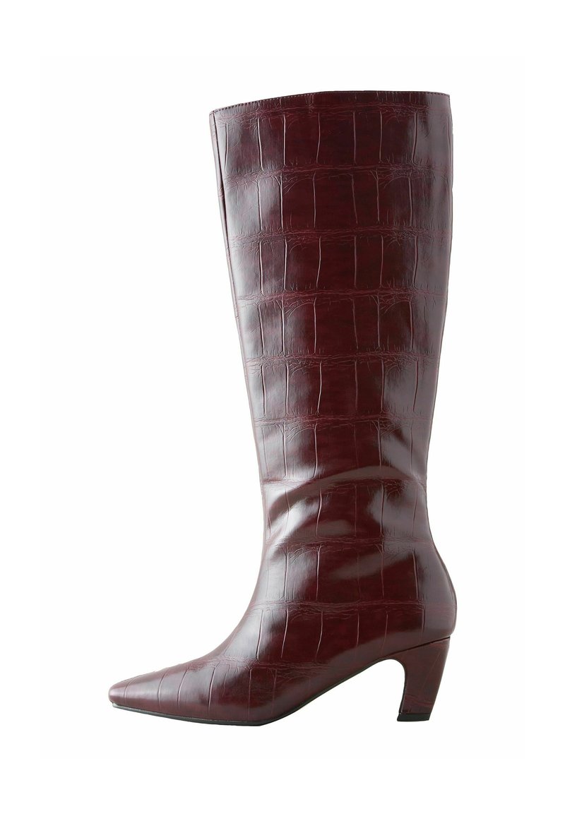 Altas botas de cuero burdeos con textura de cocodrilo, punta afilada y un tacón modesto. Acabado suave con forma estructurada.