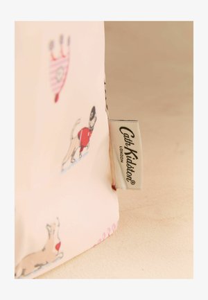 Puuvillane kanganurk, millel on trükitud koerad, kes kannavad punaseid ja siniseid rõivaid, ning valge silt, kus on kirjutatud "Cath Kidston London".