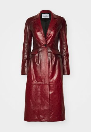 Casaco longo de couro vermelho com um design de blazer estruturado, fecho de botão único, lapelas recortadas e padrão texturizado.