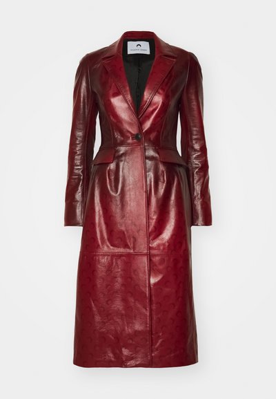 Cappotto lungo in pelle rossa con design di blazer strutturato, chiusura a un bottone, rever a punta e motivo testurizzato.