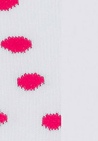 Weiße Socken mit lebhaften pinken ovalen Punkten. Das Material wirkt glatt mit einer gestrickten Textur und gleichmäßigen Nähten.
