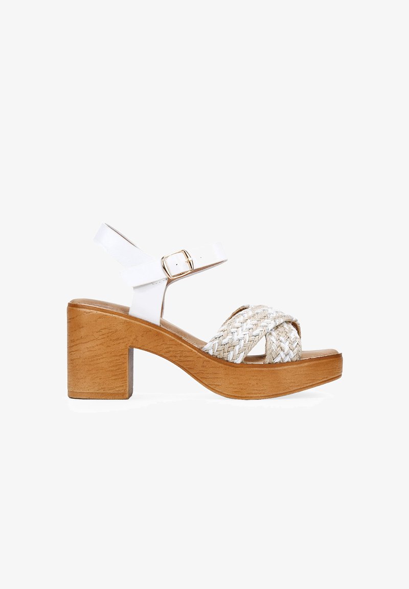 Weiße Leder-Plateausandale mit geflochtenen Naturfaser-Riemen und einem klobigen Holzabsatz mit strukturiertem Finish. Verstellbarer Knöchelriemen.