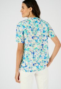 Korte mouwen bloemenoverhemd met een pastelpatroon en blauwgroene accenten, gemaakt van lichtgewicht stof met een relaxte pasvorm.