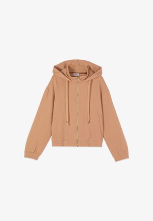 Hanorac maro deschis cu fermoar, șnururi, buzunare tip cangur și manșete nervurate, prezentat pe o suprafață albă.