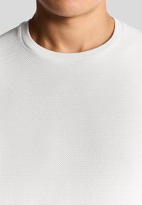 Witte, gestructureerde crewneck sweatshirt met een honingraatpatroon, gemaakt van een katoenen stofmix met een geribbelde halslijn.