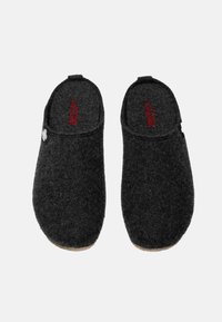 Czarne filcowe kapcie z zaokrąglonym kształtem, otwartym tyłem i teksturowaną powierzchnią; z małym akcentem logo w pobliżu otwarcia.