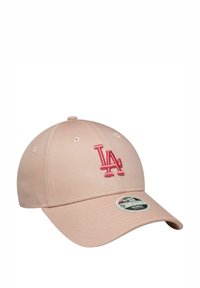 Rosa Baseballmütze aus Stoff, mit einem gestickten LA-Logo in dunklerem Rosa, gebogenem Schirm und einem verstellbaren Riemen auf der Rückseite.