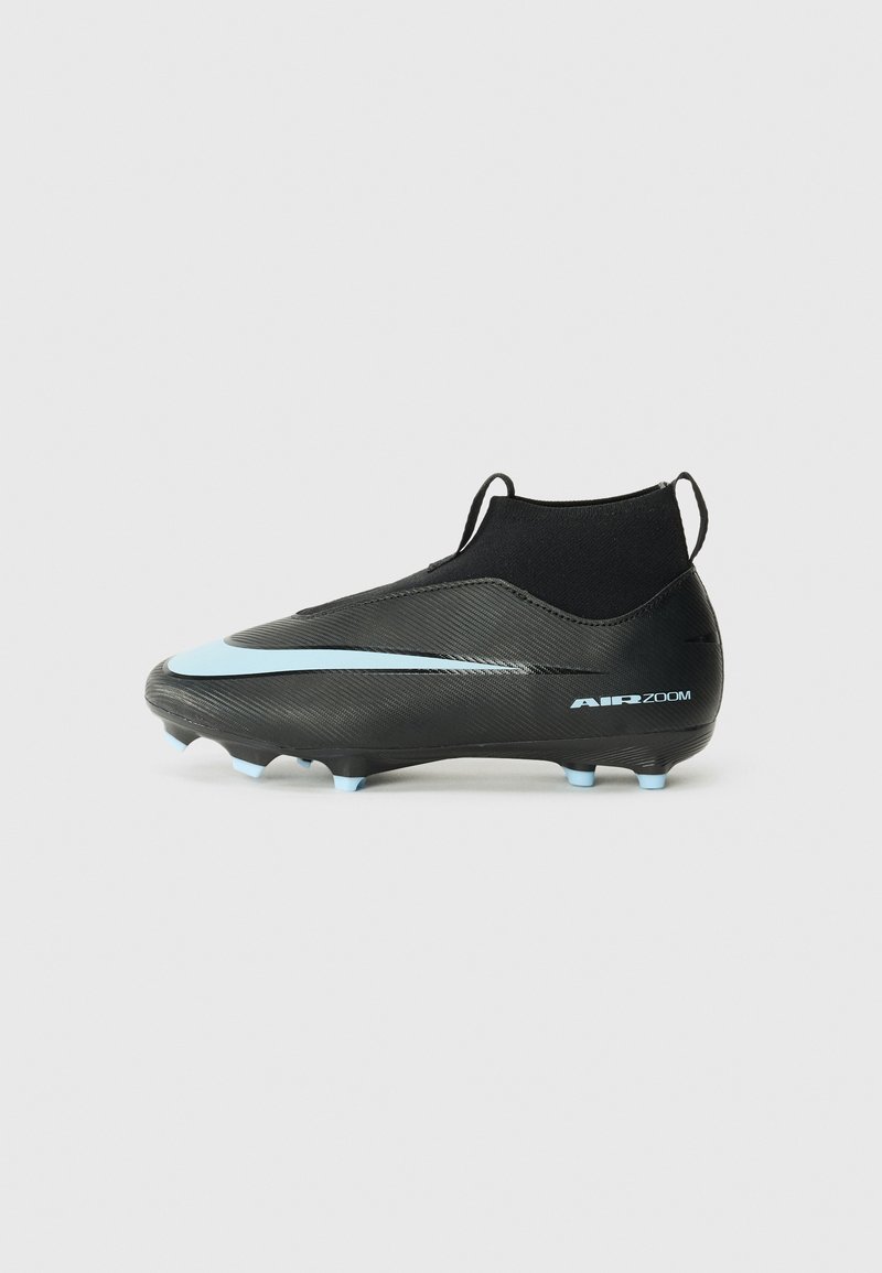 Chaussure de football noire avec une tige texturée, dotée d'un swoosh bleu clair, d'un support de cheville et de crampons bleu clair sur la semelle.