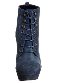Stivale alla caviglia in suede blu navy con finitura testurizzata, dotato di punta tonda, sei occhielli in metallo e lacci abbinati. Soletta piattaforma dall'effetto snellente.