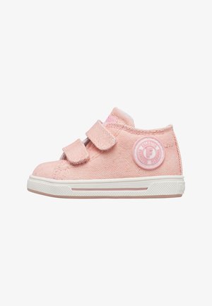 Piccola sneaker rosa per bambino con due cinturini a strappo e suola in gomma bianca, con toppa rotonda del logo sul lato.