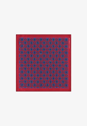 Czerwony jedwabny kwadratowy szalik z symetrycznym wzorem niebieskich kwiatów, o gładkiej fakturze i obrzeżonym wykończeniu.
