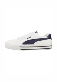 Zapatilla blanca con un acento azul marino, panel lateral texturizado y suela sutilmente rayada. Cuenta con cierre de cordones y logotipo en el lateral.