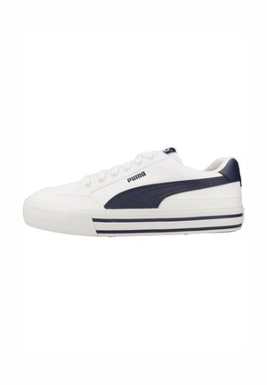 Zapatilla blanca con un acento azul marino, panel lateral texturizado y suela sutilmente rayada. Cuenta con cierre de cordones y logotipo en el lateral.