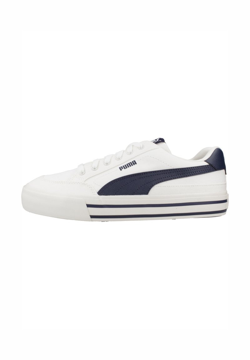 Zapatilla blanca con un acento azul marino, panel lateral texturizado y suela sutilmente rayada. Cuenta con cierre de cordones y logotipo en el lateral.