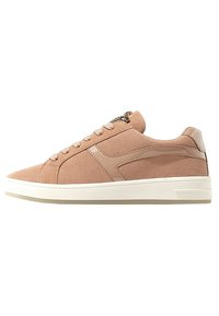 Tan-farbene Wildledersneaker mit glatten Lederelementen, Schnürdesign, abgerundeter Zehenpartie und einer weißen Gummisohle. Mit seitlichen Logo-Details.