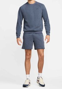 Dunkelblaues Sweatshirt- und Shorts-Set aus weichem Stoff, mit Rundhalsausschnitt, gerippten Bündchen und Saum, sowie einem kleinen Logo auf der Brust.