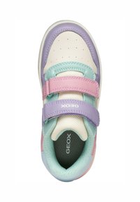 Baskets pour enfants avec des sections blanches, violettes, roses et menthe. Deux bandes Velcro, embout perforé et intérieur rembourré. Marque Geox visible.