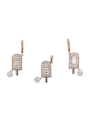Set de bijuterii din aur roz, cu pandantiv și cercei în formă de acadea, decorați cu cristale clare de tip baghetă și rotunde, într-un design simetric.