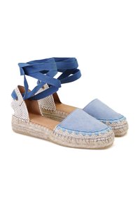 Blauwe suède espadrilles met gevlochten jute zolen, voorzien van blauw gekruiste linten voor de enkel en decoratieve stiksels langs de randen.