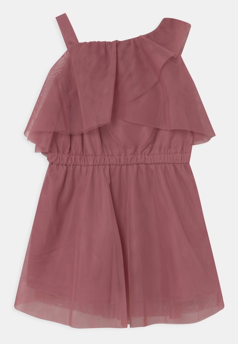 Robe sans manches de couleur rose poussière avec une couche supérieure asymétrique à volants et une ceinture élastique, en tissu léger et transparent.