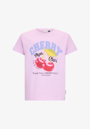 Lichtpaarse T-shirt met afbeelding van twee rode kersen, groen blad, en tekst 'CHERRY Mon Chéri Thank You CHERRY Much! Retour Jeans.'