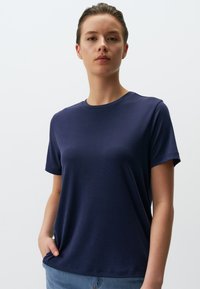 Marineblauwe t-shirt met korte mouwen, voorzien van een ronde halslijn en een relaxte pasvorm, gemaakt van een gladde, lichtgewicht stof.