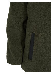 Giacca in pile di colore verde oliva scuro, con una superficie morbida e testurizzata e una tasca laterale nera. Il design presenta maniche arrotondate.