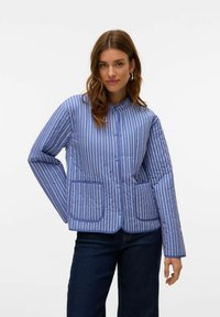 Giacca trapuntata a righe blu con colletto rotondo, bottoni frontali, due tasche a soffietto e rifiniture a contrasto lungo i bordi e le tasche.