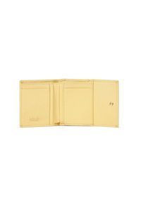 Portafoglio giallo in pelle con tre scomparti per carte e una tasca per monete. Presenta una texture liscia e un discreto dettaglio in logo embossato.
