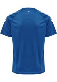 Camiseta deportiva azul en corte regular, hecha de un tejido suave y ligero. Presenta acentos minimalistas en blanco en los hombros y la espalda.