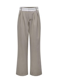 Pantalones de corte ancho en gris claro con un diseño de frente plisado y una cinturilla blanca en contraste. Fabricados con una tela lisa y texturizada.
