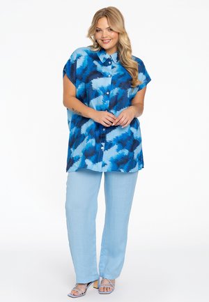 Kurzärmliges Hemd mit Knopfleiste in einem blauen Farbverlaufsmuster, kombiniert mit hellblauen, geraden Hosen. Glattes Material mit einer lässigen Passform.