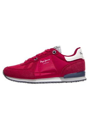 Sneaker rossa Pepe Jeans London con tallone bianco, chiusura frontale con lacci, suola texturizzata e tomaia in tessuto misto su sfondo bianco.
