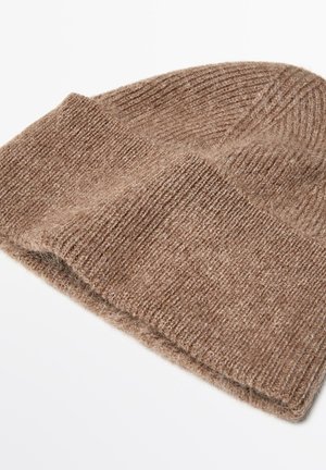 Berretto lavorato a maglia marrone realizzato in morbida lana. Presenta una texture a coste con un risvolto, mostrando un aspetto accogliente e caldo.