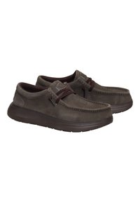 Zapatos de ante marrón con forma redondeada, suela de goma marrón oscuro y cordones burdeos. Presentan detalles cosidos y un diseño de perfil bajo.