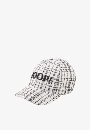 Witte pet met een zwart geruit patroon, voorzien van zwart geborduurde tekst "JOOP!" aan de voorkant. Gestructureerd ontwerp met een gebogen klep.