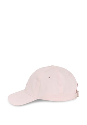Jasnoróżowa czapka bejsbolowa z regulowanym paskiem i metalową klamrą na białym tle, widok z boku.