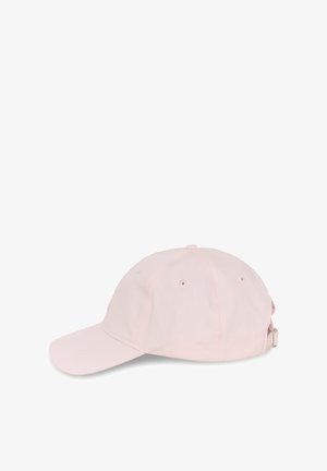 Șapcă de baseball roz deschis cu curea ajustabilă și cataramă metalică pe un fundal alb, vedere laterală.