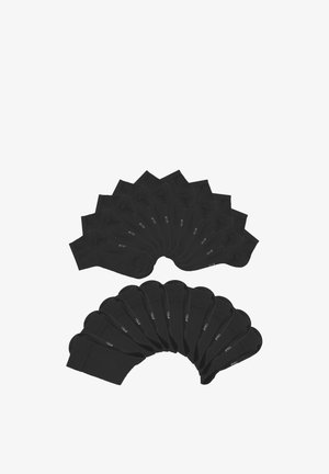 Schwarze Knöchelsocken, die fächerförmig angeordnet sind, mit glatter Textur und elastischen Bündchen. Jede Socke trägt ein kleines aufgedrucktes Etikett.