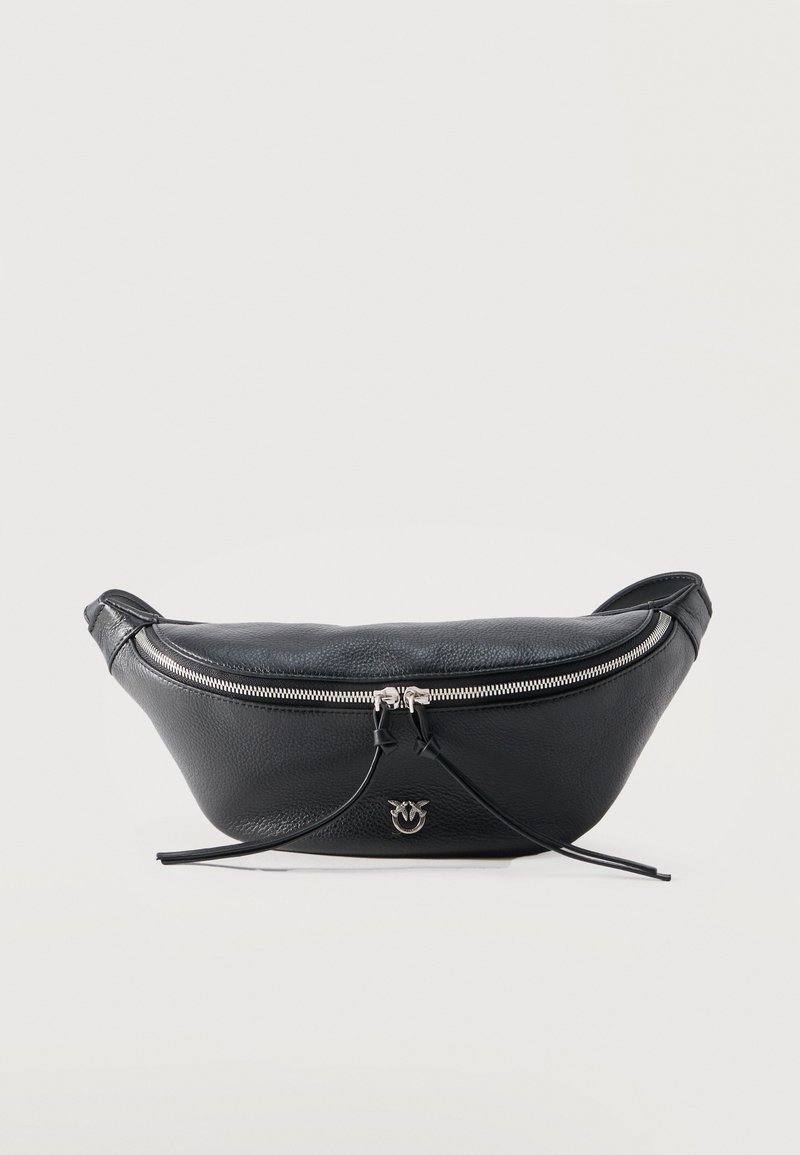 Sac banane en cuir noir avec fermeture éclair argentée, tirettes doubles, et un petit emblème argenté au centre avant.