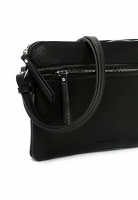 Clutch de cuero negro con un acabado texturizado, que cuenta con un zipper en la parte superior, un bolsillo frontal y una correa de hombro desmontable.