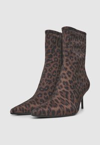 Leopardenprint-Ankle Boots mit spitzen Zehen, aus weichem Stoff gefertigt, mit schlankem hohen Absatz und einem seitlichen Reißverschluss.