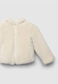 Kremowa kurtka z futra sztucznego, zapinana na zamek, z kapturem i przednimi kieszeniami, wyeksponowana na jasnoszarym tle.