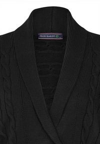 Schwarze Strickjacke mit Kabelmuster auf der Vorderseite, tiefem V-Ausschnitt und geripptem Textil. Das Etikett zeigt "Felix Hardy" und die Größe "S."