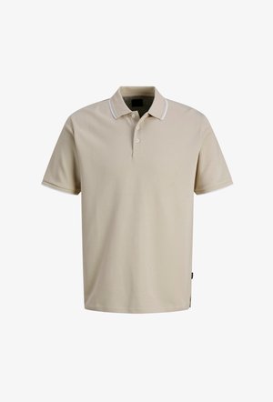 Polo de algodón color beige claro, con tapeta de dos botones, mangas cortas y rayas blancas como acento en el cuello y las mangas.