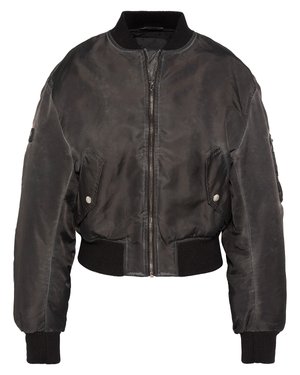 Giubbotto bomber nero con cerniera frontale, collo, polsini e orlo a costine, tasche a patta con bottoni a pressione e tasca con cerniera sulla manica.